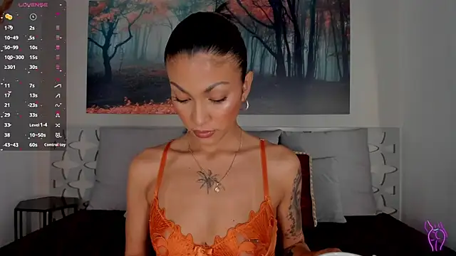 Snapshot of LunaRuso chatting on February 2025 08:04:01 PM LunaRuso online show from February 2025 08:04:01 PM