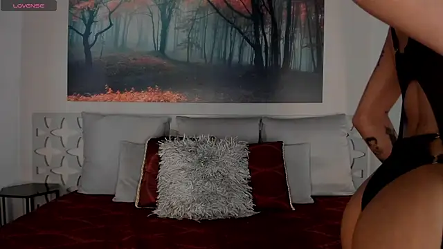 Snapshot of LunaRuso chatting on February 2025 08:10:01 PM LunaRuso online show from February 2025 08:10:01 PM