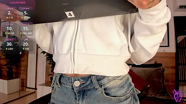 Snapshot of LunaRuso chatting on October 2025 08:06:02 PM LunaRuso online show from October 2025 08:06:02 PM