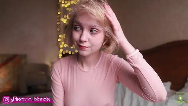Snapshot of electric_babe chatting on March 2025 01:51:01 PM electric babe online show from March 2025 01:51:01 PM