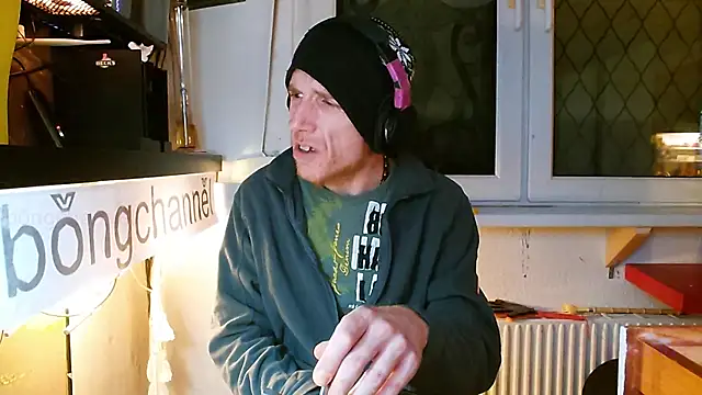 Snapshot of BongChannel chatting on January 2025 01:10:02 AM BongChannel online show from January 2025 01:10:02 AM