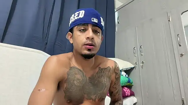 Snapshot of dominic_brandd23 chatting on November 2025 06:20:01 PM dominic brandd23 online show from November 2025 06:20:01 PM