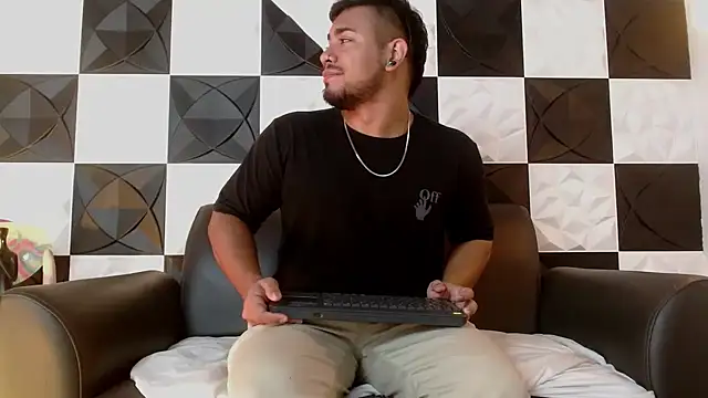 Snapshot of BrianMalonee chatting on February 2025 01:44:01 PM BrianMalonee online show from February 2025 01:44:01 PM