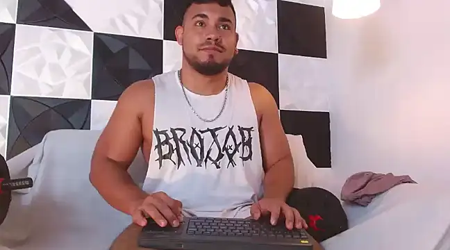 Snapshot of BrianMalonee chatting on March 2025 08:00:01 PM BrianMalonee online show from March 2025 08:00:01 PM