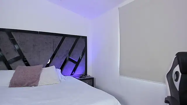 Snapshot of IsabelleFoxx_ chatting on October 2025 09:43:02 PM IsabelleFoxx online show from October 2025 09:43:02 PM