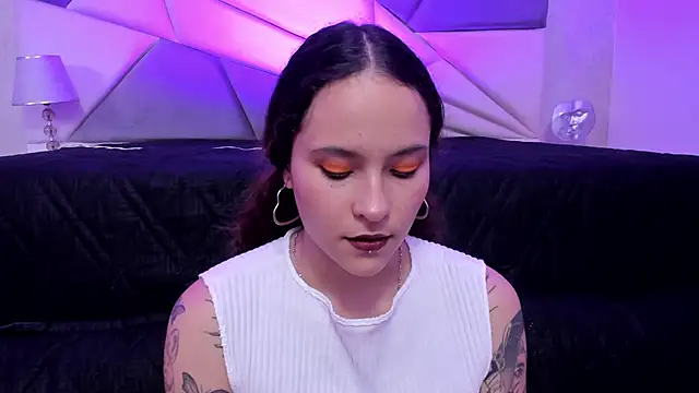 AnnyThompson  online show from February 2025 09:40:01 PM