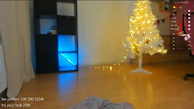 Snapshot of lil_lia chatting on December 2024 02:06:02 AM lil lia online show from December 2024 02:06:02 AM