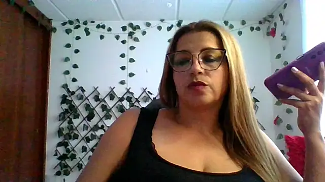 Snapshot of RossanaLionheart chatting on October 2025 10:18:02 PM RossanaLionheart online show from October 2025 10:18:02 PM