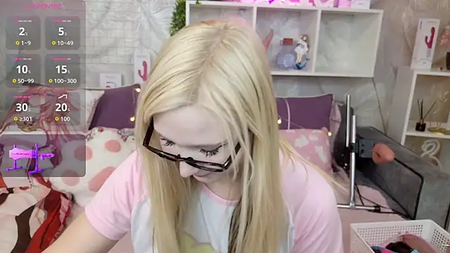 Snapshot of MeowkaKitty chatting on October 2025 01:30:02 AM MeowkaKitty online show from October 2025 01:30:02 AM