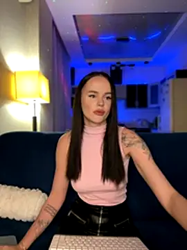 Snapshot of DinaTasty chatting on October 2025 06:32:02 PM DinaTasty online show from October 2025 06:32:02 PM