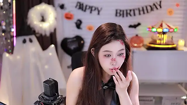 Snapshot of SleepArtist chatting on October 2025 12:06:01 PM SleepArtist online show from October 2025 12:06:01 PM