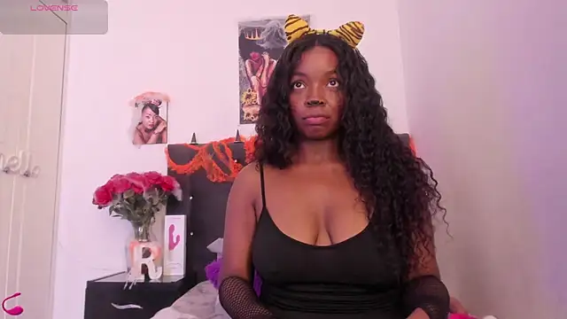 Reina Love2 online show from October 2025 03:11:01 PM