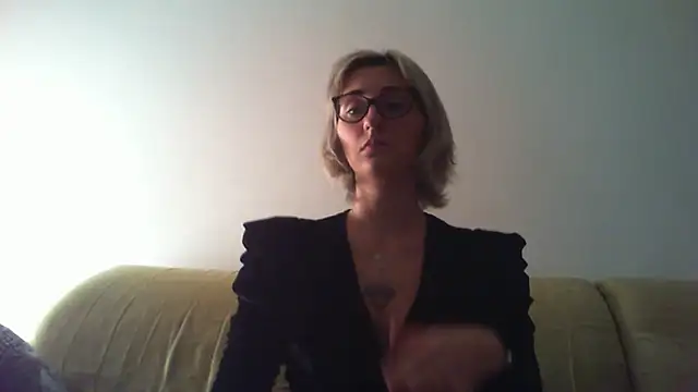 sexy blondie92 online show from January 2025 11:00:01 PM