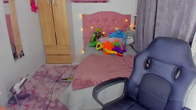 Snapshot of saralolo420 chatting on December 2024 12:44:02 AM saralolo420 online show from December 2024 12:44:02 AM