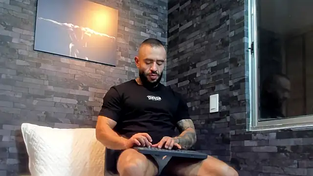 Snapshot of BruceDallas chatting on October 2025 11:26:02 PM BruceDallas online show from October 2025 11:26:02 PM