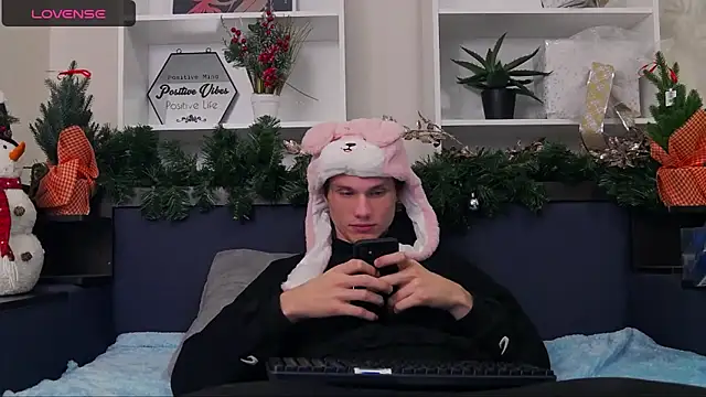 Snapshot of CalvinCay chatting on December 2024 08:18:01 PM CalvinCay online show from December 2024 08:18:01 PM