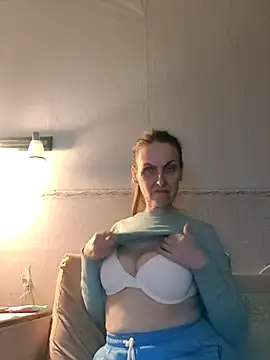 Snapshot of Evelina_cute chatting on October 2025 04:37:01 PM Evelina cute online show from October 2025 04:37:01 PM