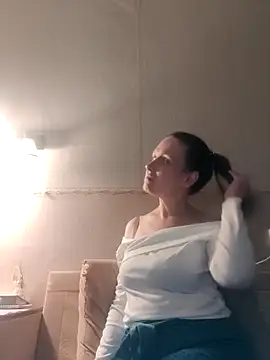 Snapshot of Evelina_cute chatting on November 2025 04:06:01 PM Evelina cute online show from November 2025 04:06:01 PM