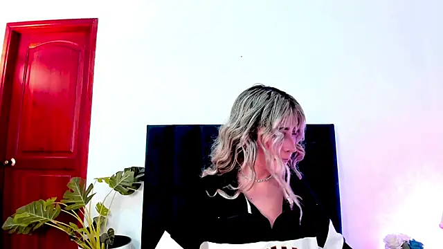 LucyJhonnsonn online show from December 2024 11:32:01 PM