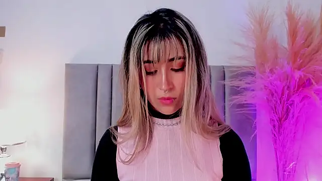 LucyJhonnsonn online show from February 2025 03:45:01 AM