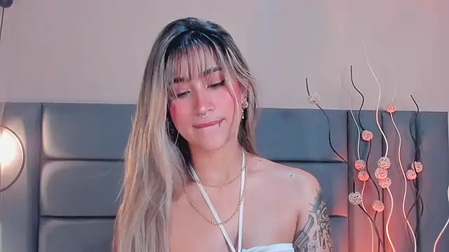 LucyJhonnsonn online show from February 2025 01:00:02 AM