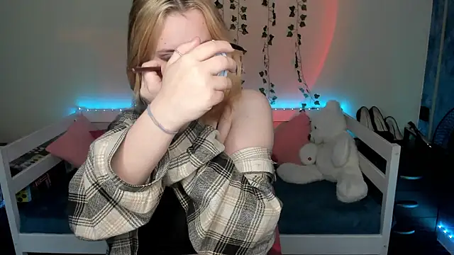 Snapshot of Emily_Gin chatting on October 2025 02:43:02 AM Emily Gin online show from October 2025 02:43:02 AM