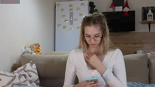 Snapshot of Girl_alone_home chatting on January 2025 03:21:01 PM Girl alone home online show from January 2025 03:21:01 PM