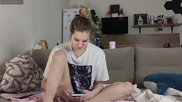 Snapshot of Girl_alone_home chatting on January 2025 02:15:01 AM Girl alone home online show from January 2025 02:15:01 AM