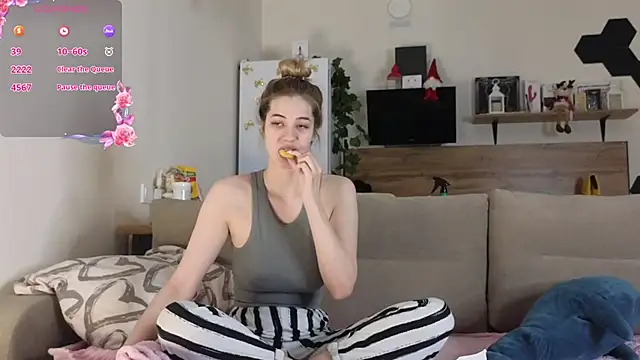 Snapshot of Girl_alone_home chatting on January 2025 03:15:01 PM Girl alone home online show from January 2025 03:15:01 PM