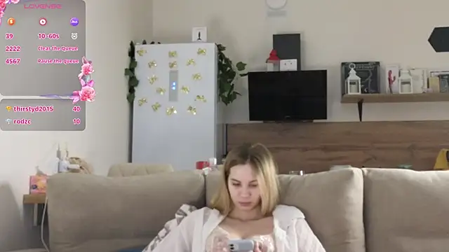 Snapshot of Girl_alone_home chatting on February 2025 04:42:02 AM Girl alone home online show from February 2025 04:42:02 AM