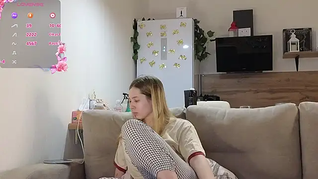 Snapshot of Girl_alone_home chatting on February 2025 03:27:01 PM Girl alone home online show from February 2025 03:27:01 PM