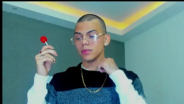 Snapshot of visaelX chatting on January 2025 09:35:02 AM visaelX online show from January 2025 09:35:02 AM