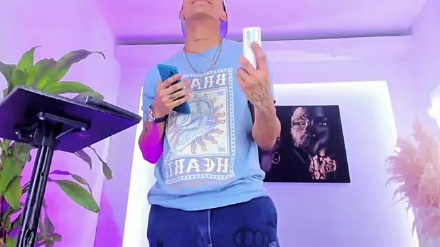 Snapshot of visaelX chatting on January 2025 12:24:01 PM visaelX online show from January 2025 12:24:01 PM