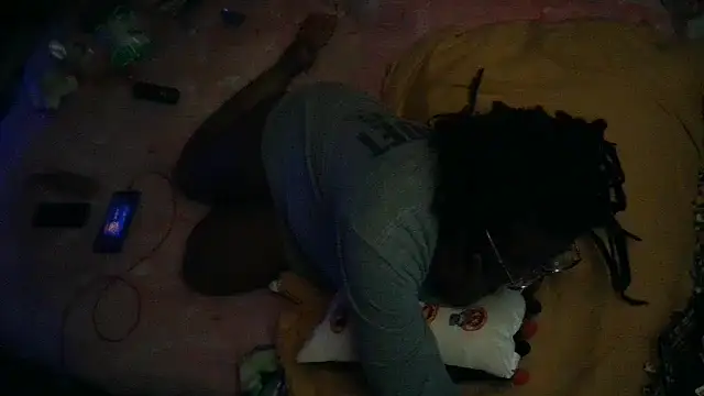 Snapshot of EbonyFetishQueen chatting on October 2025 04:04:02 AM EbonyFetishQueen online show from October 2025 04:04:02 AM