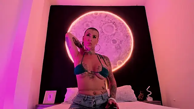 Snapshot of GinebraaFox_ chatting on February 2025 03:03:01 PM GinebraaFox online show from February 2025 03:03:01 PM