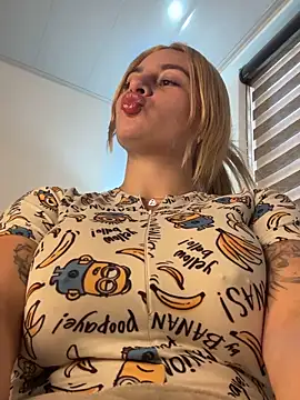 Snapshot of AtheneaRossi chatting on September 2025 08:47:01 PM AtheneaRossi online show from September 2025 08:47:01 PM