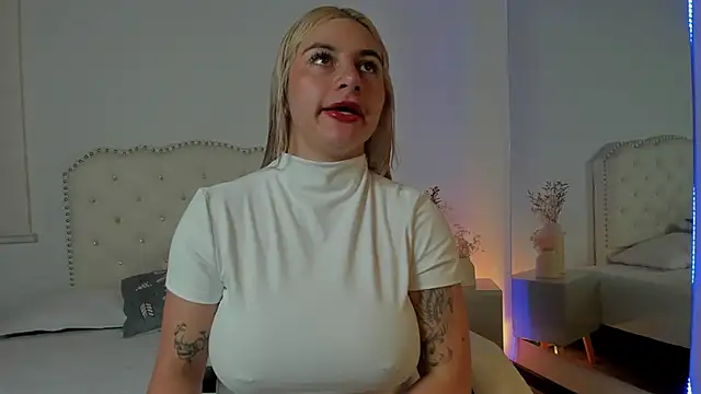 Snapshot of AtheneaRossi chatting on October 2025 07:00:01 PM AtheneaRossi online show from October 2025 07:00:01 PM