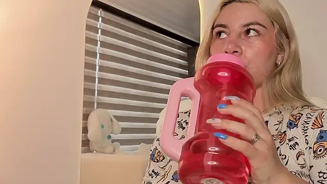 Snapshot of AtheneaRossi chatting on October 2025 01:34:01 PM AtheneaRossi online show from October 2025 01:34:01 PM