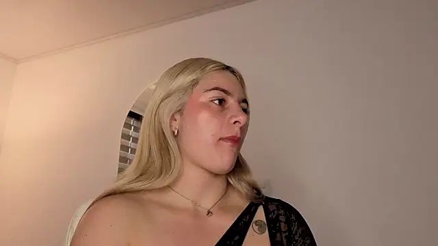 Snapshot of AtheneaRossi chatting on October 2025 12:05:02 PM AtheneaRossi online show from October 2025 12:05:02 PM