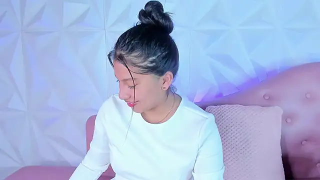 LinnaGardenia online show from December 2024 12:18:02 PM