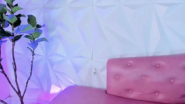 LinnaGardenia online show from February 2025 04:47:02 PM