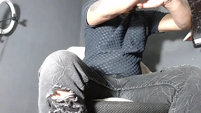 Snapshot of DickMasterfindom chatting on February 2025 04:44:02 AM DickMasterfindom online show from February 2025 04:44:02 AM