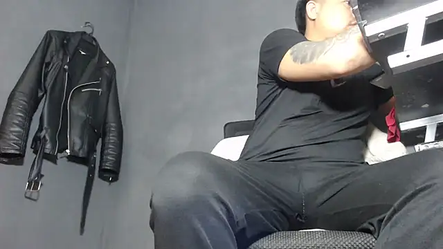 Snapshot of DickMasterfindom chatting on March 2025 01:13:01 AM DickMasterfindom online show from March 2025 01:13:01 AM
