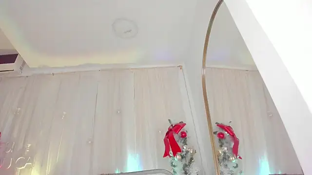 Petite Lucie online show from December 2024 09:53:02 PM