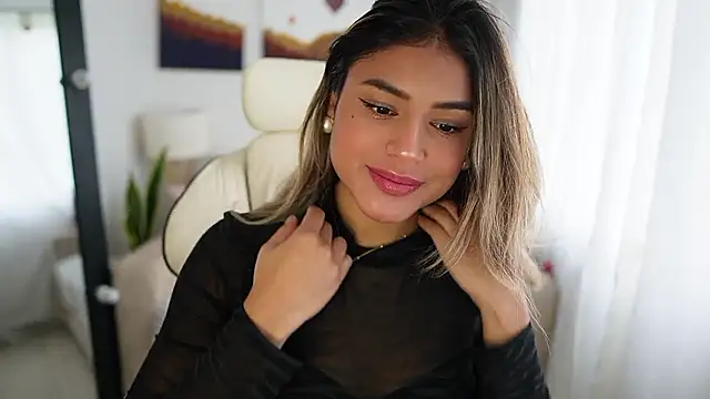 SaraParisi online show from December 2024 08:44:01 PM