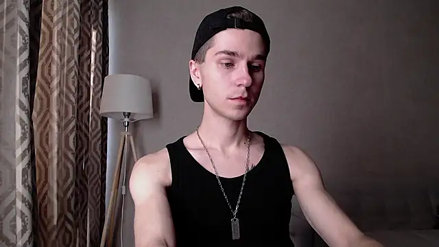 Joseph  Quinn online show from October 2025 09:38:02 AM