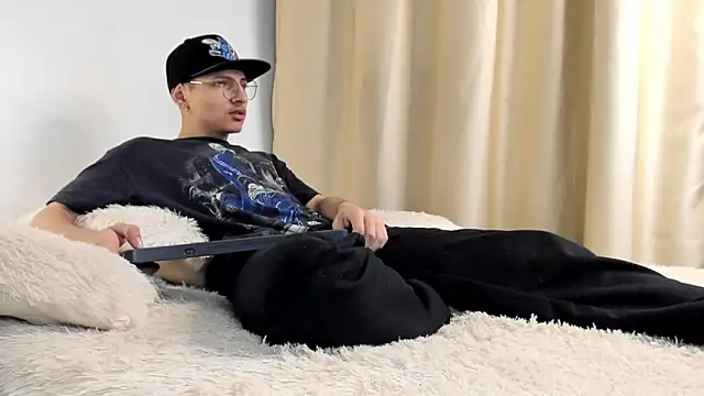 a lejandro 0 8 online show from December 2024 04:10:02 AM