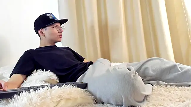 a lejandro 0 8 online show from December 2024 11:40:02 AM