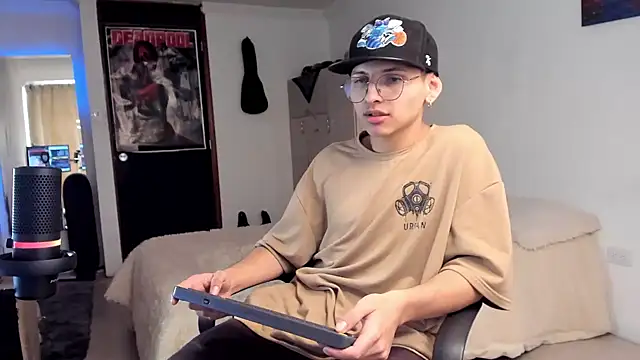 a lejandro 0 8 online show from December 2024 04:07:02 PM