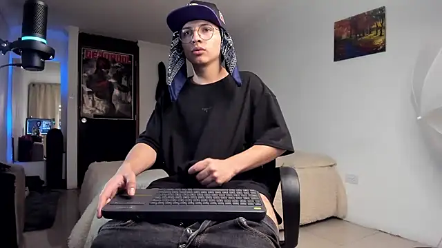 a lejandro 0 8 online show from December 2024 04:15:02 AM